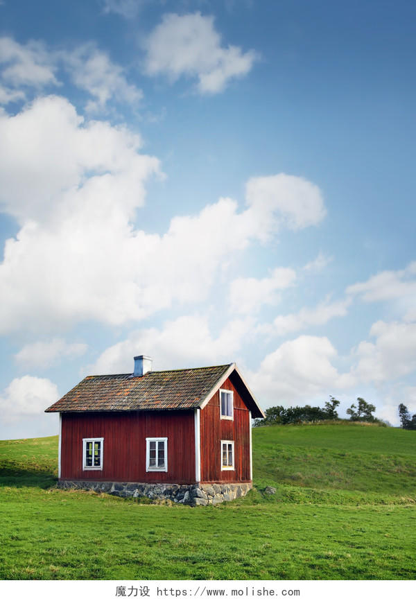 红色房子农场绿色草地草原蓝天白云